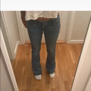 Lågmidjade jeans - Så fina jeans köpte på plick, säljer då de tyvärr är för små för mig🫶🏻💗(första 2 bilderna är lånade)  Midjemåttet är 35cm och innerbenslängden är 77cm🫶🏻
