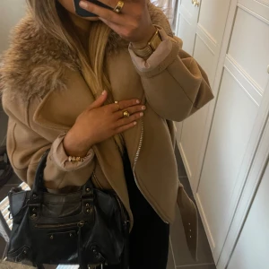 Beige jacka med pälskrage  - Beige jacka med pälskrage 