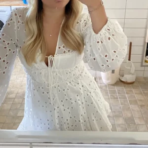 Klänning - Superfin klänning från Zara i gott skick. Köpt här på plick men säljer igen då den tyvärr var för liten. Perfekt nu till sommaren och studenten🌟