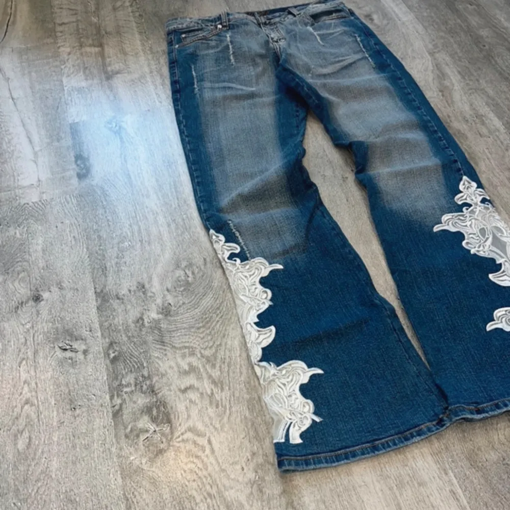 Jättesnygga lågmidjade jeans! Storlek M! Skriv gärna för fler detaljer!! 💕🔥. Jeans & Byxor.