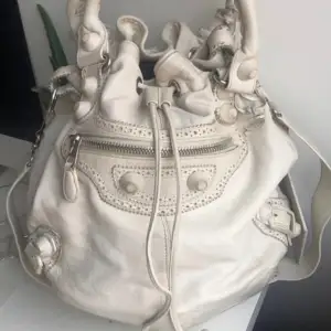 Intressekoll på min äkta Balenciaga Pom Pom Brogues väska💕Sjuukt rymlig väska med band som går att ha crossbody! I använt skick! Väskan har serienummer.