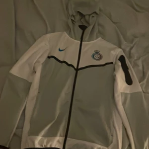 Al Nassr tech fleece - Säljer nu denna då den ej kommer till användning och den är knappt använd men väldigt bekväm  köparen står för frakt 