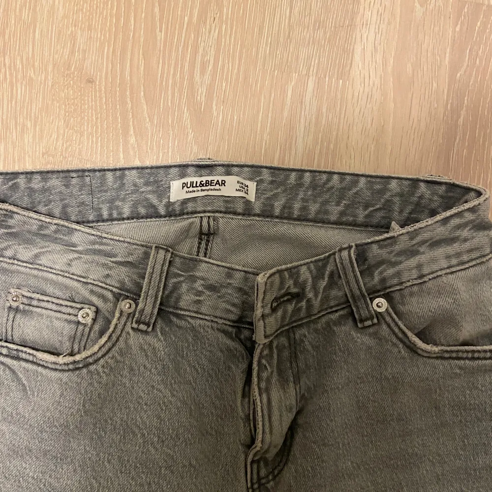Snygga  jeans från PULL&BEAR, storlek 34, använda ett fåtal gånger 💜. Jeans & Byxor.