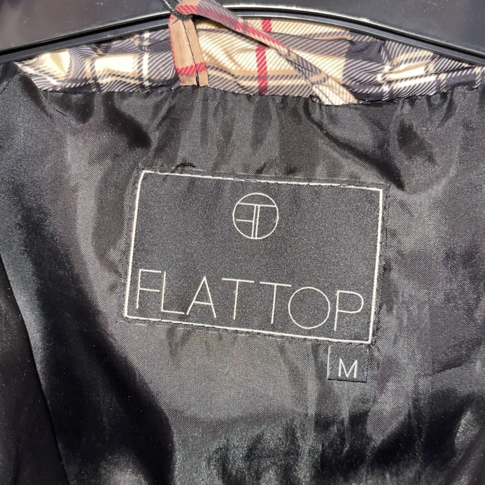 Puffer jacket från märket ”flattop”☺️ Sjukt fin, men kommer dessvärre inte till någon användning💕Jackan har inga synliga defekter men är väl använd🫶 Skriv vid intresse!. Jackor.
