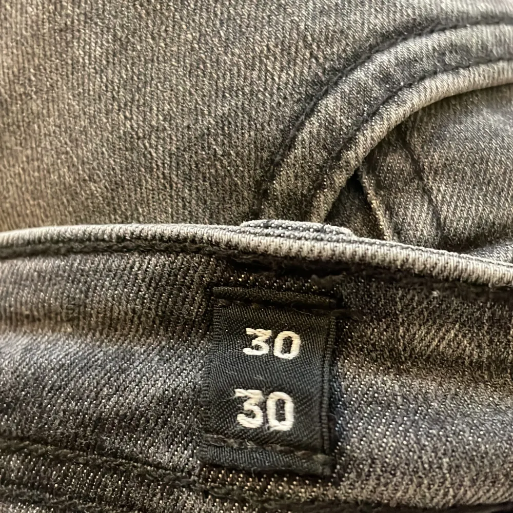 Ett par fräscha jeans från J&J i modellen glenn. Sitter alldeles för perfekt på mig som är 173-175 så dessa passar även på dig som är 170-178. Skriv vid intresse. Jeans & Byxor.