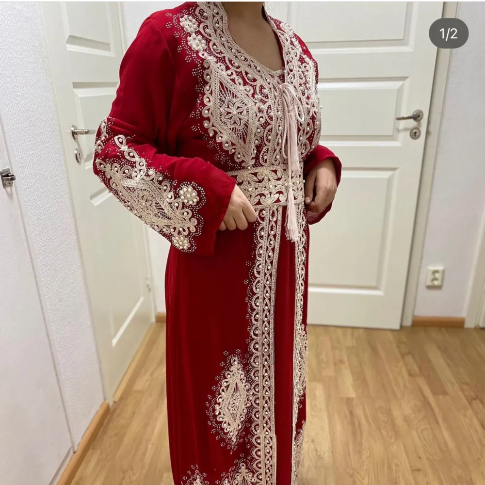 En unik marockansk klänning (kaftan) som endast använts vid ett tillfälle och har inga skador eller liknande. Hör gärna av dig vid intresse.. Klänningar.
