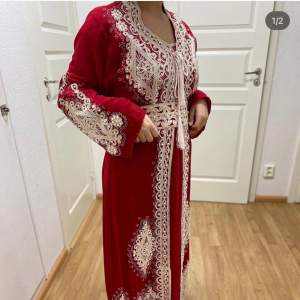 En unik marockansk klänning (kaftan) som endast använts vid ett tillfälle och har inga skador eller liknande. Hör gärna av dig vid intresse.