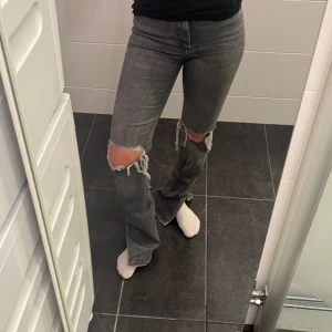 Zara jeans - Säljer domhär superfina mid rise zara jeansen i storlek 36,, jag är 165 typ och dom är lite för långa för mig hade nog passat bättre i längden på någon som är runt 170💞 Nypris 500 jag säljer för 200😊 Priset går att diskuteras🥰
