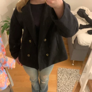 Kappa - Säljer min jättefina kappa från MANGO kids med fickor. Har inte riktigt kommit till användning då jag fick en annan jacka, så den är nästan ny. Orginalpriset är 600. Den är i storlek 13-14 som passar mig som har XS/S