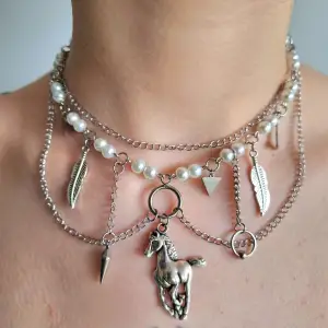 Handgjort unik  halsband och exklusiv design🖤Följ :@ekjewelryofficial🤲  🔗⛓️Material- rostfritt stål, zinklegeringar och pärlor. Längd: 36-41cm. 