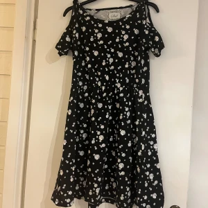 Sommar klänning  - En söt klänning till sommaren med otroligt fina blommor på. Har även  unika ärmar med håll och rosett. 