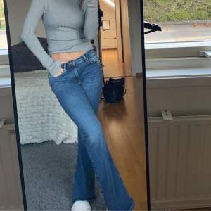 Superfina jeans från Gina tricot i storlek 34 men passar 36. Bra i längd på mig som är 168cm. 