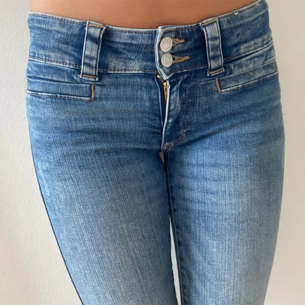 Jeans från H&M som inte säljs längre. Passar ngn som är 155-165 ish kom privat om några funderingar!. Jeans & Byxor.