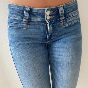 Jeans från H&M som inte säljs längre. Passar ngn som är 155-165 ish kom privat om några funderingar!