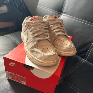 Nike Dunk Low ” Light Orewood Brown Sashiko” Skick: 7/10    Hör av dig för fler frågor samt bilder.