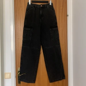 Jeans  - Oanvända jeans, färgen är svart/ gråt 