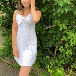 Studentklänning - Fin vit klänning som passar perfekt till skolavslutning eller student. Använd en gång bara 🤍