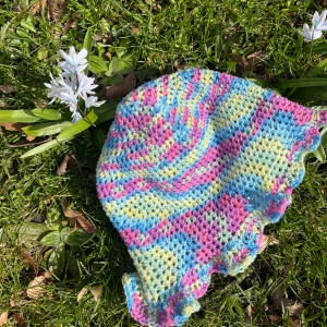Färgglad Påsk-hatt - En hantgjord virkad hatt med glada färger. Passar de flesta huvuden, perfekt nu till våren!