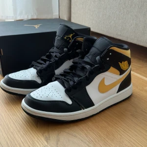 Nike Air Jordan 1 Mid Pollen - Size 42, was bought in footlocker. Box + receipt