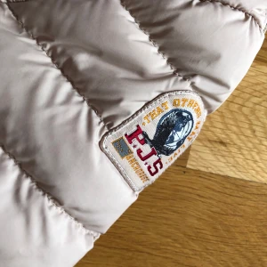 Pjs - Beige jätte fint skick stl s 