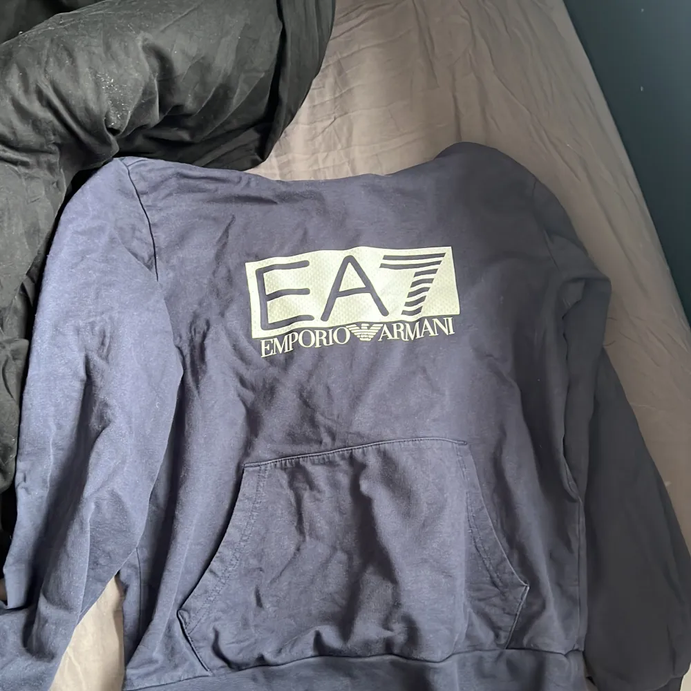 En fin EA7 hoodie som knappt är använd men legat i min garderob ett bra tag. Hoodies.