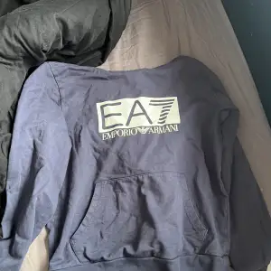 En fin EA7 hoodie som knappt är använd men legat i min garderob ett bra tag