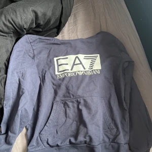 EA7 hoodie - En fin EA7 hoodie som knappt är använd men legat i min garderob ett bra tag