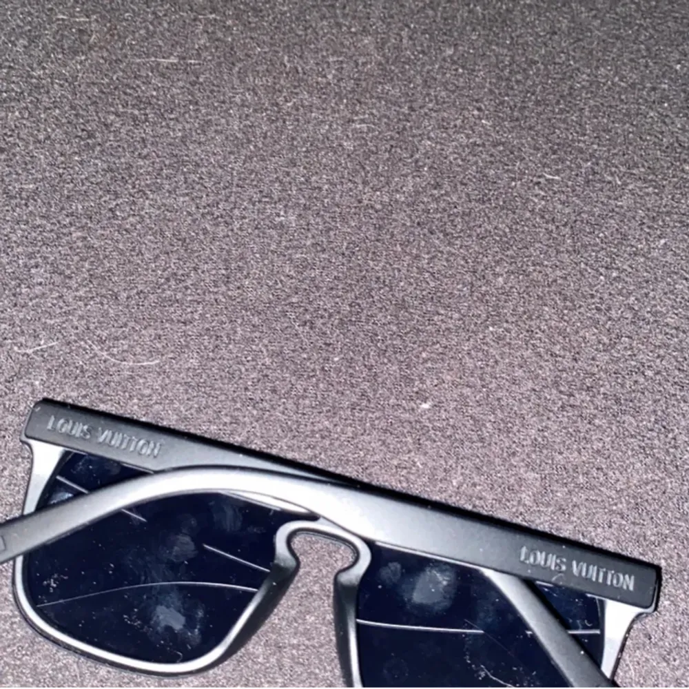 Säljer helt nya louis Vuitton solglasögon väldigt bra pris priset sänks vid snabbaffär perfekta inför sommaren 3 par kvar styck pris. Accessoarer.