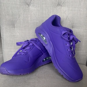 Lila skechers💜 - Coola skecherskor. I nyskick, använda fåtal gånger. Skriv vid funderingar.💕