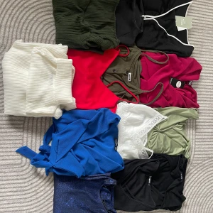 13 sommar/vår klänningar  - Storlek blandat med xs och s hälften är nya som man ser på prislapp resten använda en gång, tvättade och aldrig tänkt på dem mer. Alla 13 kan köpas för totalt 800kr. Styckvis landar det på 61kr om man tar alla tillsammans! 