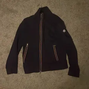 Moncler zip tröja  Fint skick  Storlek 3 alltså L Kan ta emot trades 