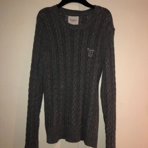 Kabelstickad Bondelid tröja - Mörkgrå Bondelid tröja med märke, Använd några gånger , lite uttöjd men tror den drar ihop sig efter en tvätt. 