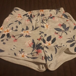 Barnshorts - Blommiga barnshort i mycket fin skick.