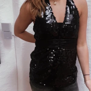 Glitter topp  - Svart glitter top med knyte i bak