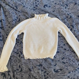 Vit stickad tröja från H&M - Ingen koll på vad nypriset är men jag säljer den för 70kr