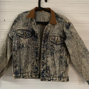 Jeansjacka - Jeansjacka, ingen information om hur mycket den har används då jag har ärft den men finns inga difekter. Står inte storlek men jag skulle säga M.