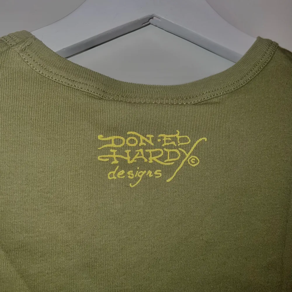 Säljer min cropped Ed Hardy tröja då den inte kommit till användning. Inga defekter och oanvänd 💗. T-shirts.