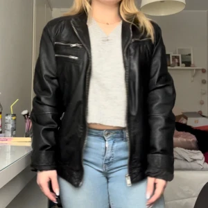 Skinnjacka  - Säljer denna otroligt snygga skinnjackan från Rock’n Blue! Storlek S/M  Kom med prisförslag  Köparen står för frakt 💗