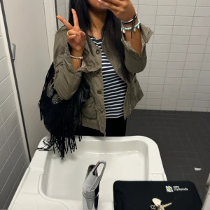 Jacka  - Jätte fin jacka väldigt tunn passar till sommar eller nu till vår, tänkte lägga upp den som intressekoll och se om folk hade velat köpa den eller inte. Skriv gärna vid intresse!  Även ifall du vill ha fler bilder!🫶🏻