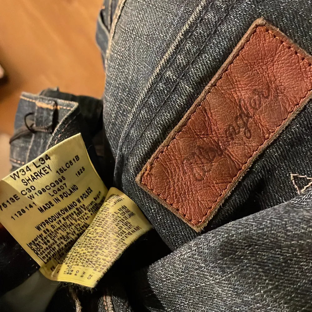 Snygga vintage Wrangler jeans med mörk wash   Storleken är 34/34 men dem är väldigt långa för mig som är 189. Jeans & Byxor.