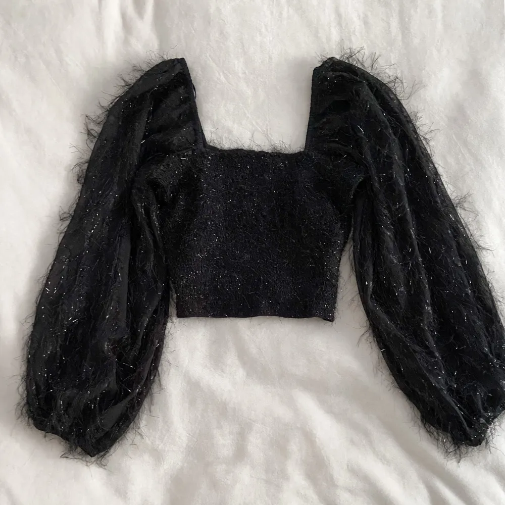 Fluffig, glittrig tröja från Bikbok i storlek S🖤Super fin och i bra skick, den är endast använd 2 gånger🫶🏼. Toppar.