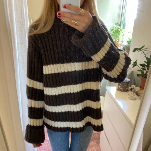 Stickad tröja - Jättefin chokladbrun stickad tröja från zara med vita ränder från zara. Jättesjuk och gosig, den sticks inte alls. Den är i jättefint skick💋