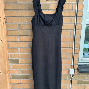 Midiklänning Gina Tricot  - Använd en gång 