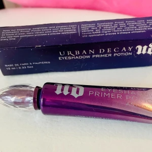 Urban Decay Eyeshadow primer Anti Aging - Urban Decay Eyeshadow Primer Potion är en ögonskuggsprimer som gör att ögonskuggan får intensivare och mer hållbar färg och den håller i upp till 24 timmar utan att lägga sig i fina linjer. Ordinarie pris :399:-