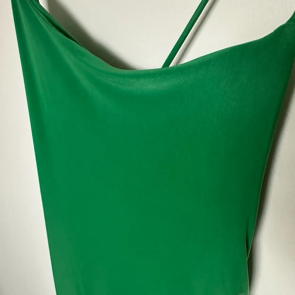 Grön midiklänning från Pull&Bear som aldrig är använd bara testad säljer då jag inte har fått användning av den. Köptes 2022. Klänningar.