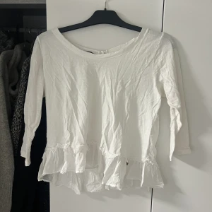 Söt topp - Köpt second hand, en av knapparna har lossnat där bak. Se bild tre👏🏻