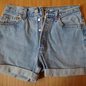Snygga ljusa jeansshorts från Levi Strauss & Co. Har varit långa jeans från början men är omsydda till shorts. Strl W28. ☀️☀️ Stor garderobsrensning på gång, spana gärna in mina övriga annonser som dyker upp i dagarna så samfraktar jag! ☀️☀️