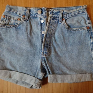 Ljusa jeans shorts - Snygga ljusa jeansshorts från Levi Strauss & Co. Har varit långa jeans från början men är omsydda till shorts. Strl W28. ☀️☀️ Stor garderobsrensning på gång, spana gärna in mina övriga annonser som dyker upp i dagarna så samfraktar jag! ☀️☀️