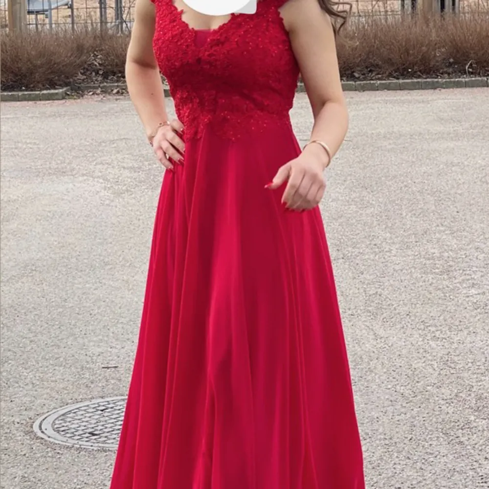 Jättefin röd balklänning som endast använts en gång och är som ny passar perfekt till bal eller finare event🤗passar både till storlek 34 och 36 då det är justerbar . Klänningar.