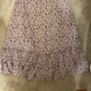 Sommar kjolar - Två jätte söta kjolar som min syster växt ur. Den lila är från only och har andvänts 1 gång denna sommaren Den beiga är från kapphal och ansvänds ett antal gånger båda är i jätte fint skick och är som nya Som säljs 75 kr styck  !!!står ej för frakt!!